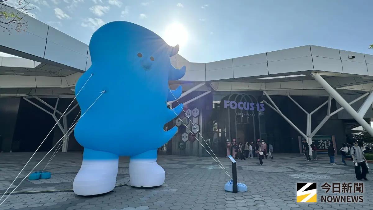 ▲商場特別於入口處打造高達六米的大型浪子氣偶，以自在、海派的姿態迎客。（圖／記者陳美嘉攝，2025.12.24）