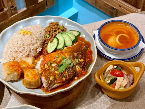 ▲「泰式酸辣烤魚」388元，主食以外還提供炸豆腐、辣炒豬等小菜拌飯。（圖／記者蕭涵云攝）