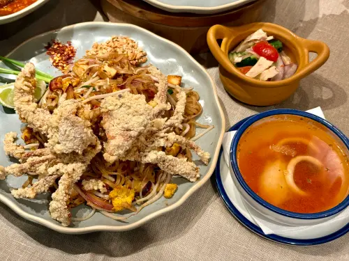 ▲「泰式炒河粉」還可加購炭烤豬肉或軟殼蟹。（圖／記者蕭涵云攝）