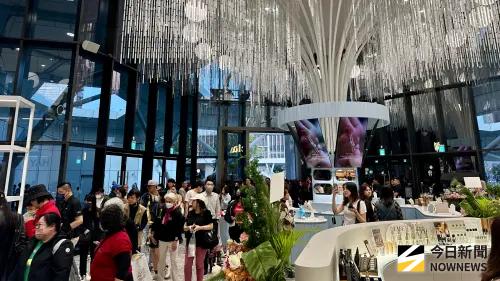 ▲ 「FOCUS 13 珊瑚廣場」今（24）日聖誕夜正式啟動試營運，吸引大批民眾前往朝聖。（圖／記者陳美嘉攝，2025.12.24）