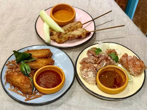 ▲左起：芋絲炸雞翅、炭烤雞肉沙嗲串、泰式椒麻雞。（圖／記者蕭涵云攝）