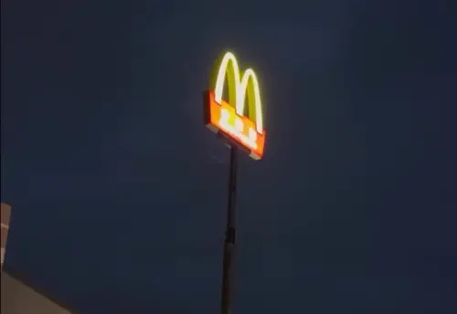 ▲今（24）日傍晚17時47分台東縣卑南鄉發生芮氏規模6.1地震，當地麥當勞招牌搖晃幅度超大。（圖／Threads@futing_cake授權使用）