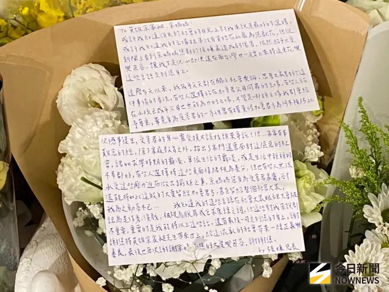 ▲ 張文哥哥在事發地點之一的台北車站留下紙條及花束。（圖／民眾提供）