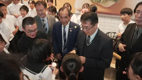 ▲ 水上町學生們興奮地與黃偉哲互動。（圖／南市府提供）