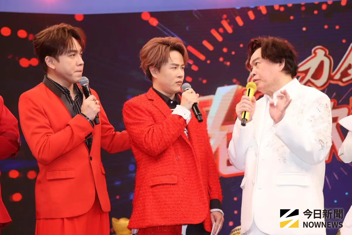 ▲康康（右一）日前卻在家中浴室發生跌倒意外，他透露當時家裡沒有人，所以在原地躺了好幾分鐘才回神。今（24）日康康現身中視除夕特別節目《馬力全開紅白歌合戰》錄影，還原事發經過，直呼：「演藝圈差點又少了一個巨星。」（圖／記者王意馨攝）