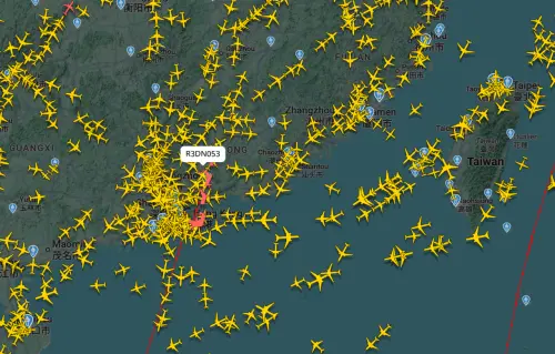 ▲航空資訊網站「Flightradar24」的聖誕老公公追蹤器顯示，他乘坐的雪橇今（24）日晚間17點37分通過台灣東部海域隨後前往菲律賓，晚間19點38分又從南半球回來，抵達香港上空。（圖／Flightradar24）