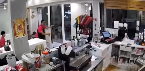 ▲規模6.1地震發生當下，位於卑南鄉的飲料店瞬間茶桶全都倒在地上，兩位店員也急忙跑出店外避難。（圖／Therads@_jx.717_授權使用）