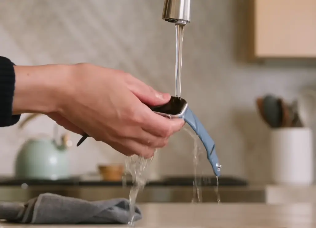 ▲Apple Watch本身有防水功能，直接入水沖洗也不會是問題。（圖／翻攝Apple Support YT）