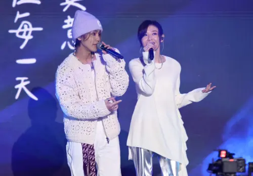 ▲鼓鼓呂思緯（左）和同門師姐蘇慧倫（右）合唱經典歌曲〈在我生命中的每一天〉，和粉絲一起度過聖誕節平安夜。（圖／記者朱永強攝影）