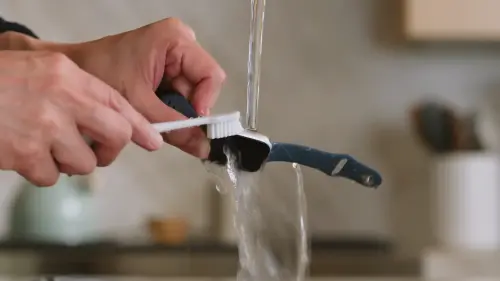 ▲Apple Watch Series 10 或 Series 11，為了確保最佳音質，可以用軟毛刷輕輕以畫圓方式清潔揚聲器孔，清除可能堵塞的碎屑。（圖／翻攝Apple Support YT）