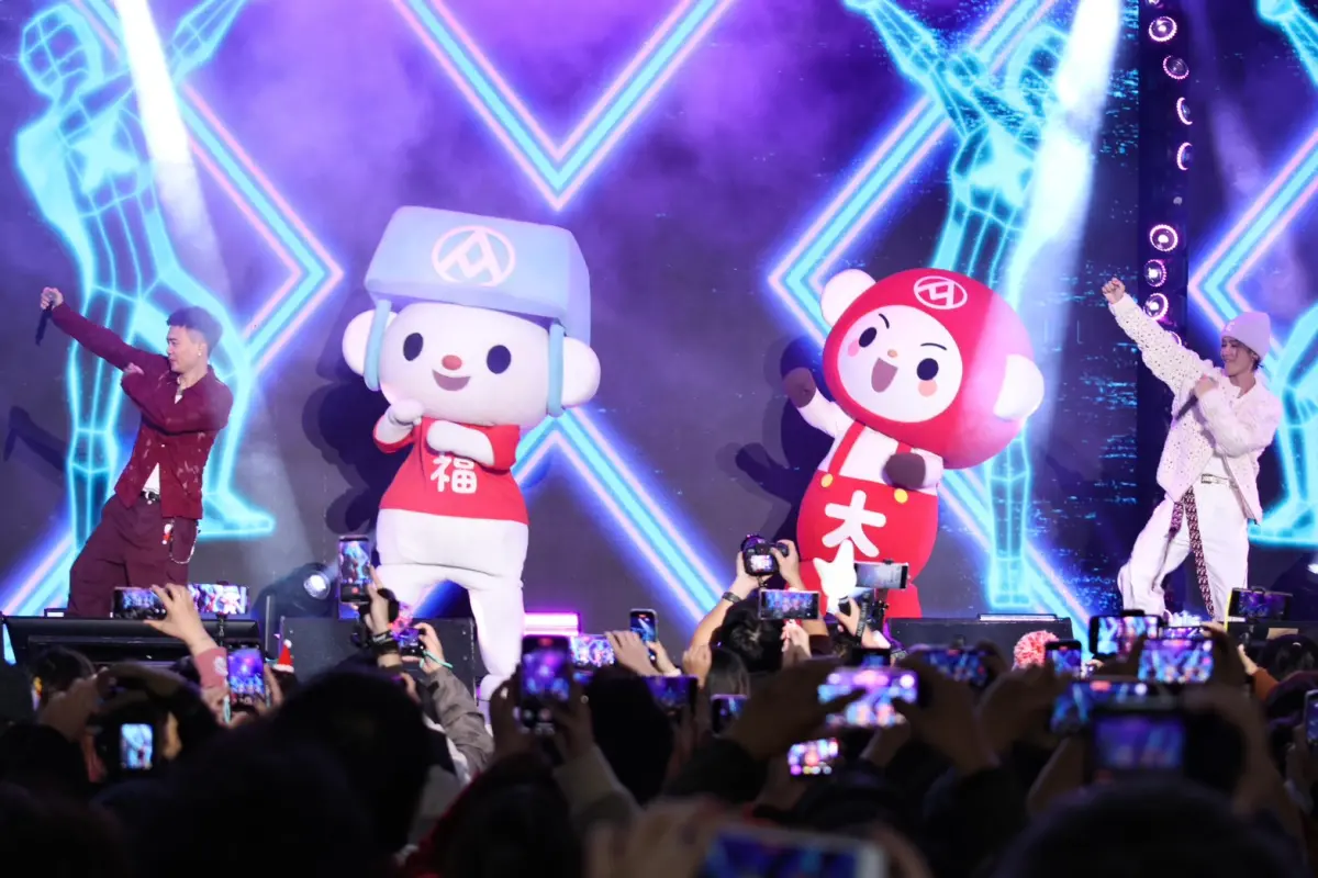 ▲蕭秉治（左）、鼓鼓呂思緯（右）今（24）日晚間參與聖誕公益演唱會，兩人和福利熊、大全熊一起跳舞，還走下台和觀眾互動，邊唱歌、邊簽名，離粉絲超近，尖叫聲不斷。（圖／記者朱永強攝影）