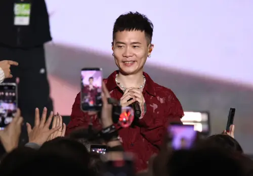 ▲蕭秉治（如圖）和鼓鼓呂思緯寵粉沒有極限，還從舞台上走下來，送超人披風襪子，變身聖誕老人送聖誕禮。（圖／記者朱永強攝影）