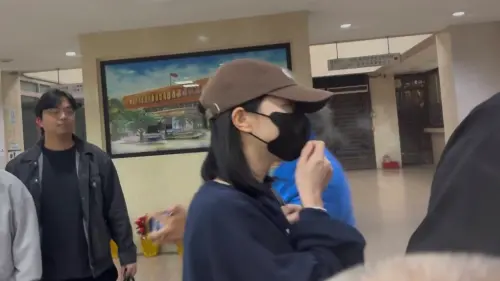 ▲ 劉純妤涉太子集團跨國洗錢案，24日再度被檢警約談。她造型轉趨低調，神情嚴肅、不發一語進入偵查庭。（圖／翻攝畫面）