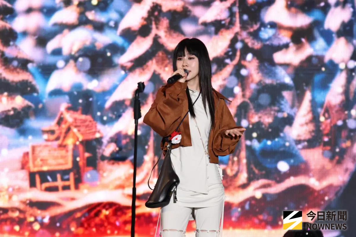 ▲白安（如圖）今（24）日晚間在內湖公益演唱會開唱，她發給粉絲聖誕小糖果，當唱到〈雪人〉時，舞台飄起了雪，也讓內湖下雪了。（圖／記者朱永強攝影）