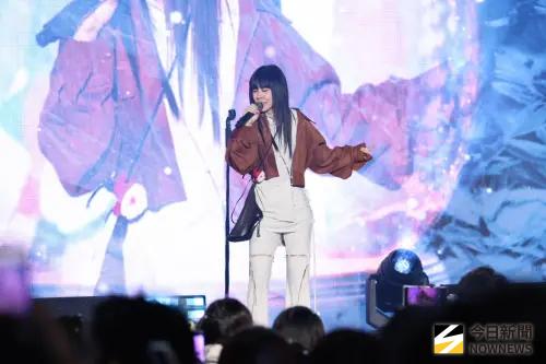 ▲白安（如圖）在聖誕節為粉絲獻唱〈我把你留在去年〉，她表示，希望大家也把不適合的都留在今年，迎向新的年度。（圖／記者朱永強攝影）