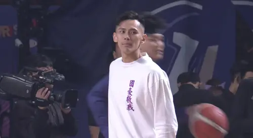 ▲攻城獅前鋒蕭順議在賽前連球時身穿「國豪救我」的白色長袖衣服，引發許多球迷在社群的討論聲浪。（圖／翻攝自TPBL YouTube）