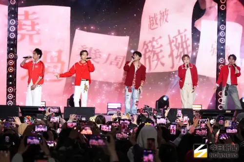 ▲Energy在今年坤達（左2）、書偉（右2）歷經閃兵案風波後，今（24）日晚間在聖誕節晚上正式合體公開露面，五人現身大全聯內湖公益演唱會。對於明年1月在台北小巨蛋的演出，目前正緊鑼密鼓地準備。（圖／記者朱永強攝影）