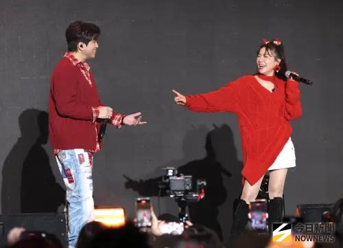 ▲阿弟（左）和丁噹（右）一起合唱〈可以是朋友〉，陪粉絲度過一個浪漫的聖誕節（圖／記者朱永強攝影）