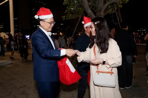 ▲ 立委賴瑞隆與立委李昆澤、議員湯詠瑜、何權峰闡昂在高雄流行音樂中心海音館前聖誕樹發放暖暖包。（圖／立委賴瑞隆辦公室提供）