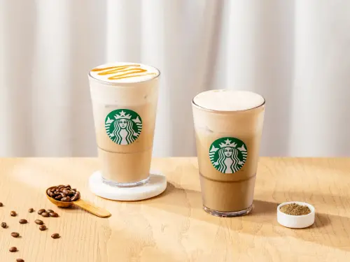 ▲星巴克「鹹焦糖風味福吉茶那堤」大杯185元、特大杯200元，「焦糖奶香星享那堤」大杯165元、特大杯180元。（圖／星巴克starbucks.com.tw）