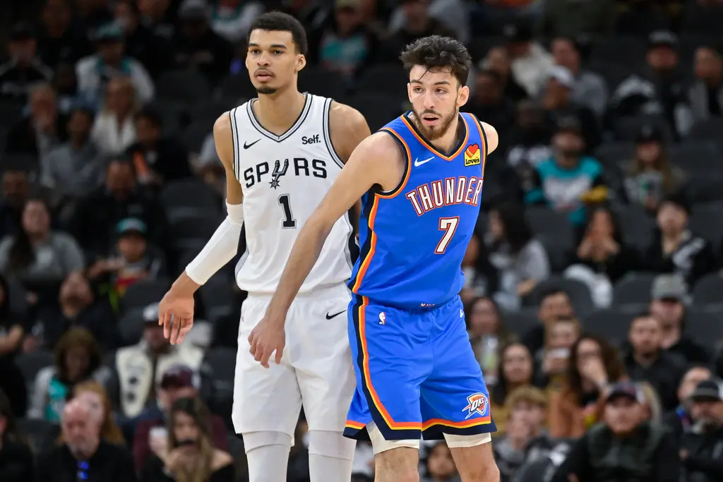 ▲馬刺再度正面擊潰雷霆，這回在主場以130：110大勝20分，也讓文班亞馬（Victor Wembanyama）與霍姆格倫（Chet Holmgren）的「新世代長人對決」話題再度升溫。（圖／美聯社／達志影像）