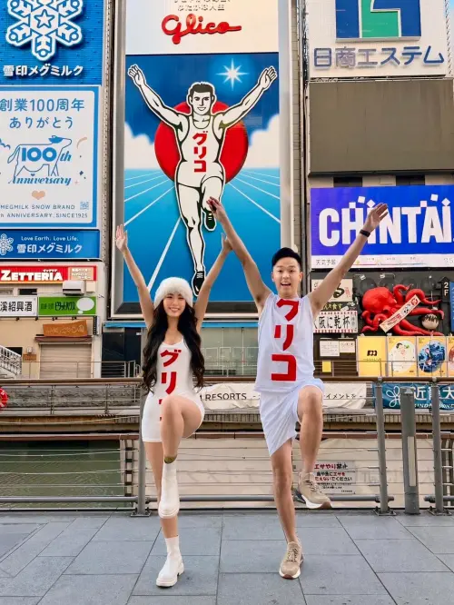 ▲香蕉（右）在臉書上分享與老婆一同Cosplay大阪知名地標「固力果」的照片。（圖／翻攝自香蕉 王俊傑臉書）