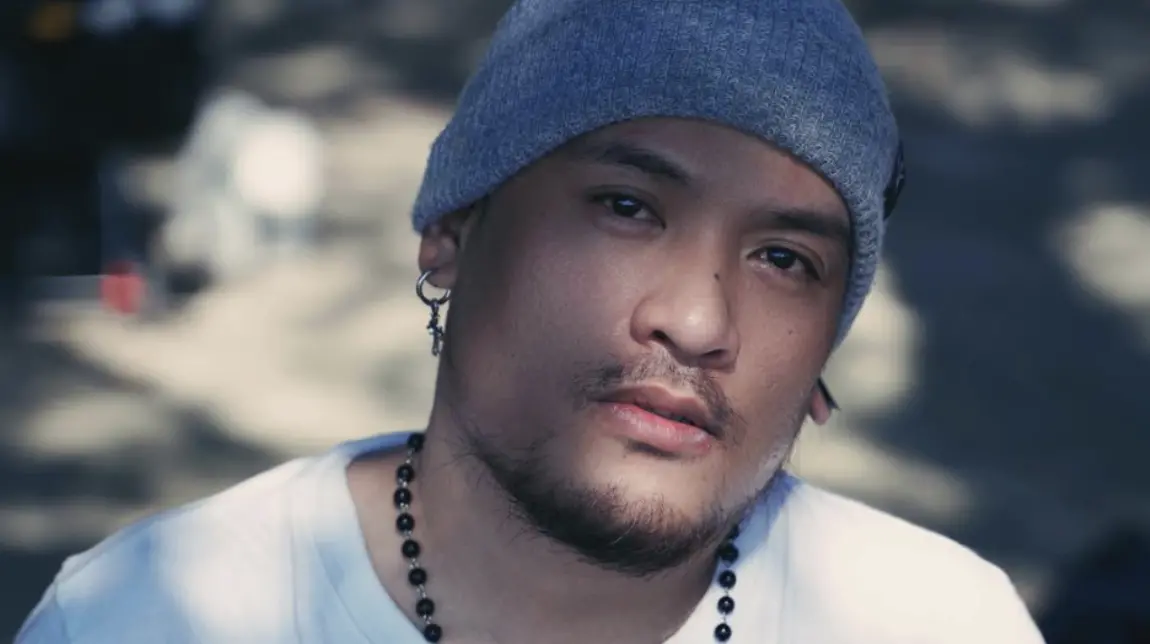 ▲聖誕節奪命！樂團主唱阿利克（Lawai Arik；如圖）去年12月25日搭設舞台從約7層樓高處墜落身亡，時隔1年，讓人再度回想起該起事件，以及阿利克生前仍不忘音樂，令人痛心。（圖／翻攝自阿利克IG＠lawai.arik）