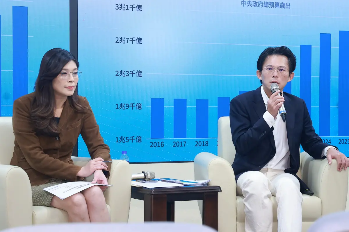 ▲國民黨主席鄭麗文與民眾黨主席黃國昌今（25）日二度合體，共同開記者會宣布，將提案推動設立「台灣未來帳戶（TFA, Taiwan Future Account）」。（圖／葉政勳攝，2025.12.25）