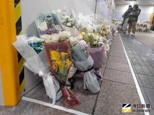 ▲北捷在北車設悼念牆緬懷余家昶義行。（圖／記者呂炯昌攝，2025.12.25）
