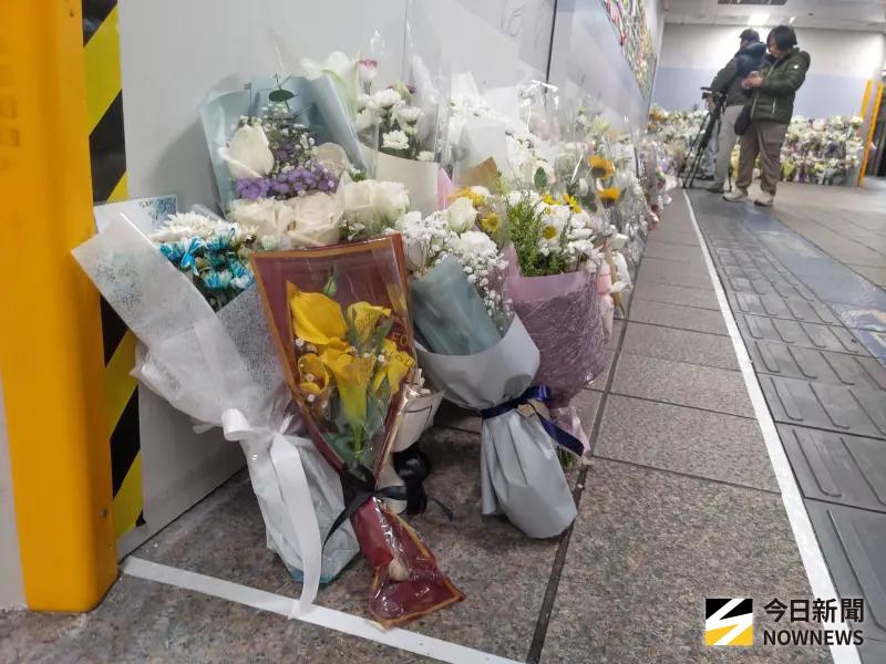    ▲北捷在北車設悼念牆緬懷余家昶義行。（圖／記者呂炯昌攝，2025.12.25）  