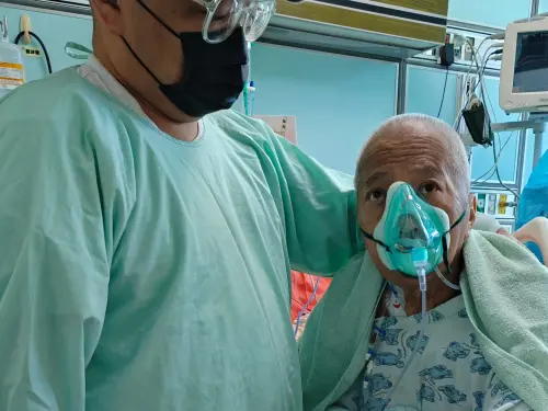 ▲Summer回憶，爸爸林光寧（右）很有儀式感，從小就為她和弟弟準備聖誕禮物，讓她一度以為真的有聖誕老人，直到一次使用7-11包裝紙才曝光，原來聖誕老人就是爸爸。（圖／翻攝自Summer臉書）