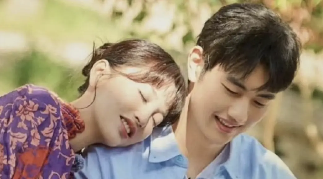 ▲44歲中國女歌手金莎（左）在聖誕節前夕被小她19歲的男友孫丞瀟（右）求婚成功，昔日被酸是母子戀，現在修成正果，中國粉絲轉向稱讚是現實版的《狙擊蝴蝶》。（圖／翻攝自微博＠工程師愛養生）