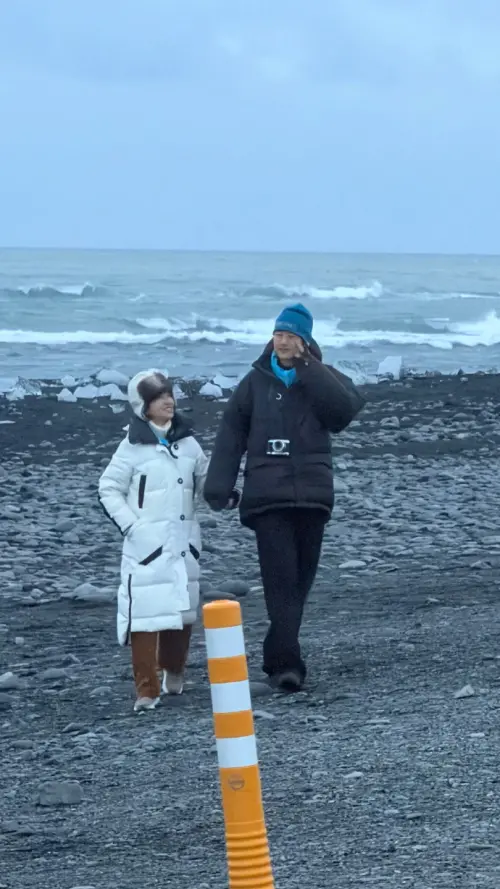 ▲有粉絲目擊剛金莎（左）、孫丞瀟（右），兩人互許終身後，在冰島海邊散步。（圖／翻攝自微博＠娛樂圈茶水間）
