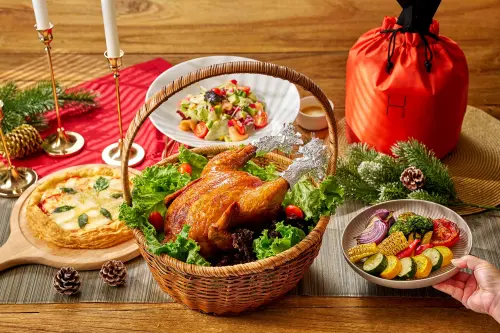 ▲瀚寓酒店以中西合璧的節慶創意，即日起至12月30日止，推出「感恩聖誕脆皮雞禮籃」。（圖／瀚寓酒店提供）