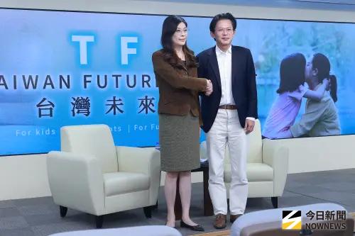 ▲國民黨主席鄭麗文與民眾黨主席黃國昌二度合體，共同開記者會宣布將提案推動設立「台灣未來帳戶」。（圖／記者葉政勳攝，2025.12.25)