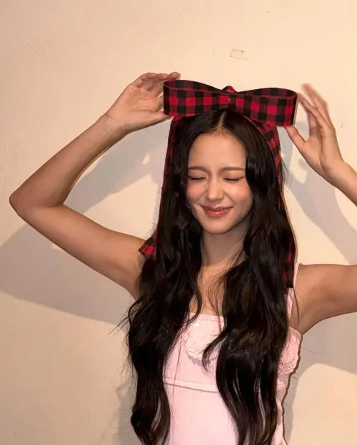 ▲JISOO一直以來都是KITTY的粉絲，本次成功和偶像一起辦聯名。（圖／IG@sooyaaa__）