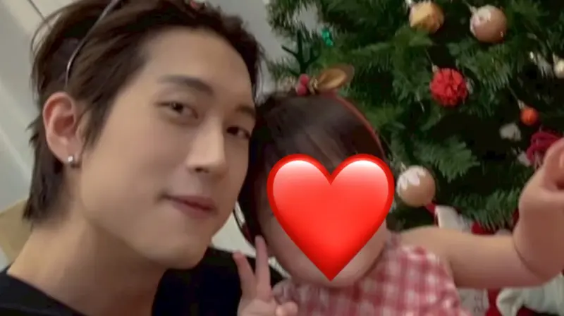 ▲藝人范姜彥豐、粿粿婚變風波延燒，今（25）日稍早范姜彥豐透過社群IG曬出與家人共度聖誕節的照片，同場還有胡釋安、席惟倫等，眾人圍繞著聖誕樹合照，場面溫馨可愛。（圖／翻攝自范姜彥豐IG）