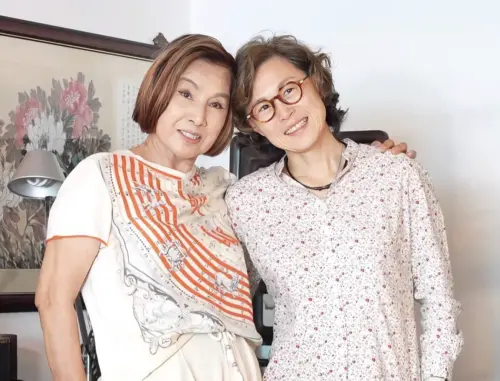 ▲姚煒（左）與女兒趙式芝（右）合體，被觀眾大讚：「怎麼媽媽比較年輕？」更有人稱她們像姊妹，對她的保養大為佩服。（圖／摘自 趙式芝 小紅書）