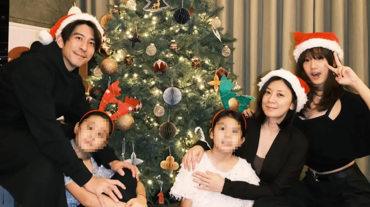 ▲修杰楷（左1）聖誕節和家人團聚，梧桐妹（右1）昨晚平安夜時分享一家五口的合照，曝光修杰楷閃兵遭起訴後的現況，賈靜雯（右2）則是素顏陪在身旁。（圖／梧桐妹IG@angelsun619）