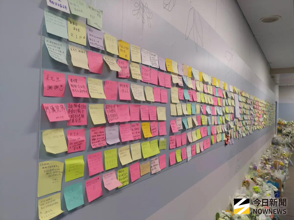 ▲北捷在北車設悼念牆緬懷余家昶義行，民眾於便利貼留言弔唁。（圖／記者呂炯昌攝）