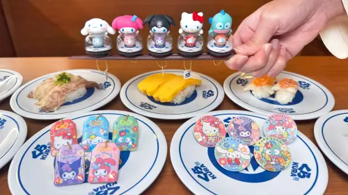 ▲台灣藏壽司新年聯名「三麗鷗家族」15款扭蛋明12月26日開搶，網路Threads代吃費飆到650元吸引近萬人按讚！預約訂位必中全攻略一覽。（圖／藏壽司kurasushi.tw）