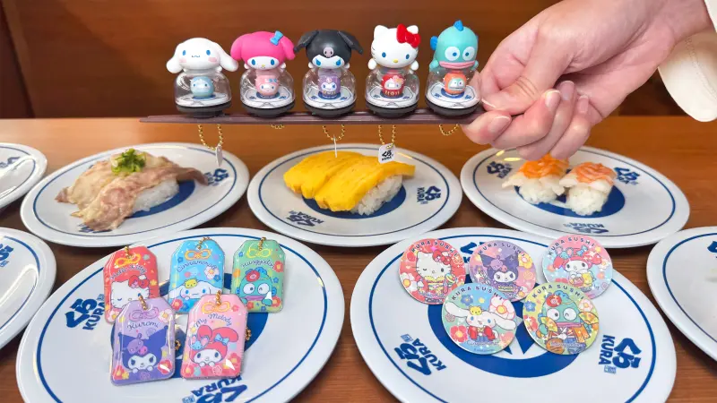 ▲台灣藏壽司新年聯名「三麗鷗家族」15款扭蛋明12月26日開搶，網路Threads代吃費飆到650元吸引近萬人按讚！預約訂位必中全攻略一覽。（圖／藏壽司kurasushi.tw）