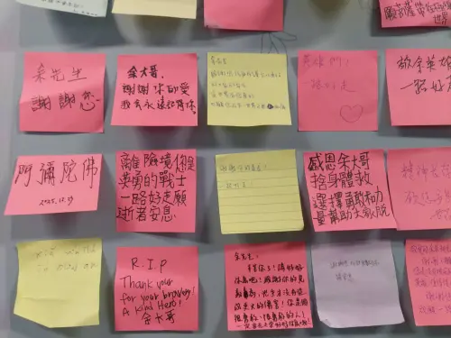 ▲北捷在北車設悼念牆緬懷余家昶義行，民眾在便利貼留言弔唁。（圖／記者呂炯昌攝，2025.12.25）