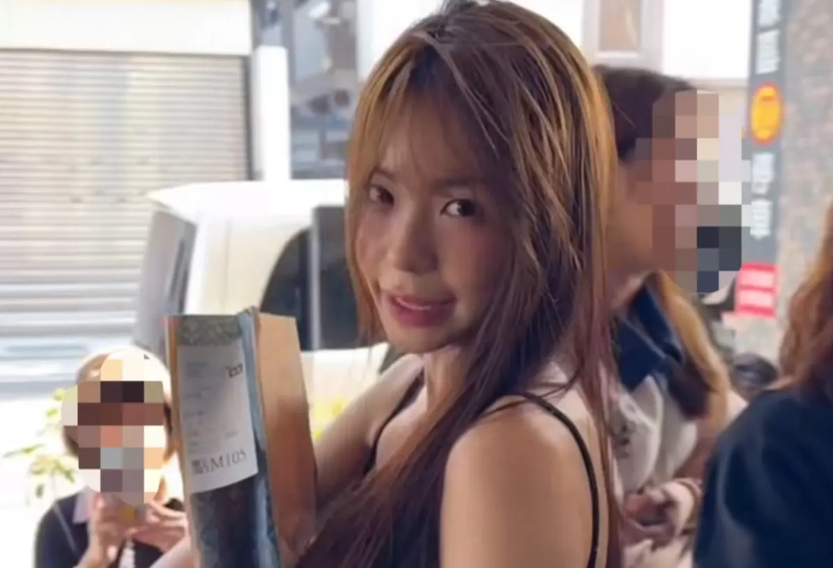 ▲李多慧20日在台南主持聖誕演唱會，隔天一早就親自前往丹丹漢堡，0偽裝排隊買早餐，甚至愛吃到忍不住大喊「為什麼台北沒有丹丹」。（圖／經紀人IG@82dahyeda）