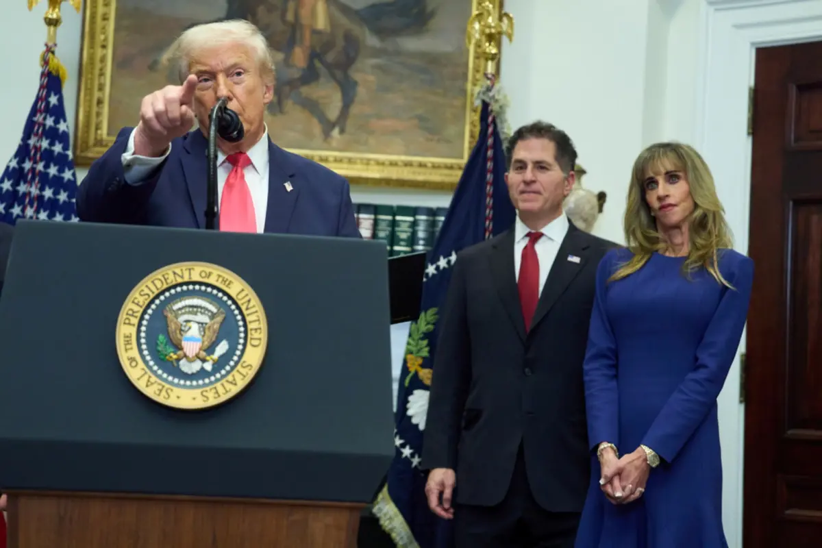 ▲川普與戴爾公司創辦人夫婦，針對資助「川普帳戶」一事，月初於白宮一起公開亮相。（圖／美聯社／達志影像）