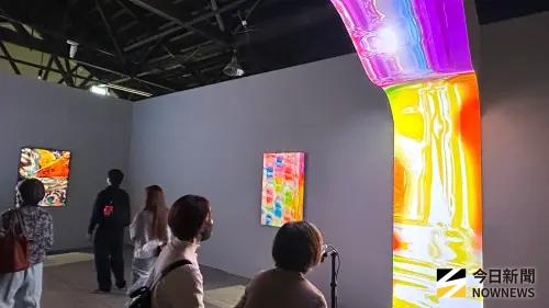 ▲《流光藝境》展覽以加拿大華裔藝術家ZHEN-RU的60幅影像創作為核心。（圖／記者陳美嘉攝，2025.12.25）