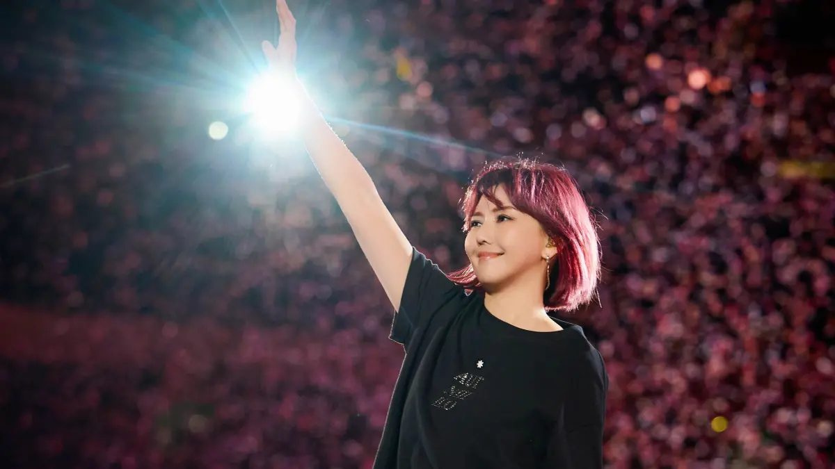 ▲孫燕姿聖誕節送上大禮，官宣好消息確定2026年上半年回到台北開唱，《就在日落以後》巡演再啟新篇章，搭配〈日落 Live〉單曲釋出，讓所有歌迷、粉絲們都嗨喊：「等到了！」（圖／MAKE MUSIC提供）