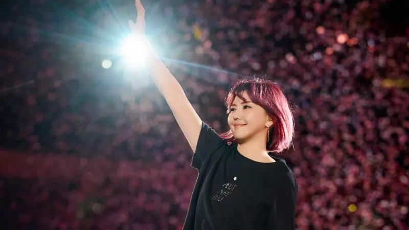 ▲孫燕姿聖誕節送上大禮，官宣好消息確定2026年上半年回到台北開唱，《就在日落以後》巡演再啟新篇章，搭配〈日落 Live〉單曲釋出，讓所有歌迷、粉絲們都嗨喊：「等到了！」（圖／MAKE MUSIC提供）