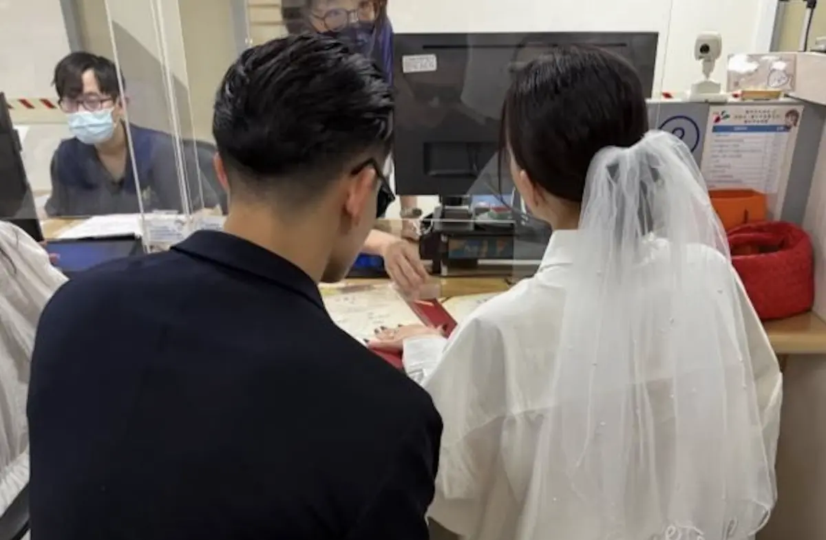 ▲王柏傑在聖誕節前夕發布一對新人登記結婚的圖片，文字稱「今天最幸福的事」，網友懷疑他登記結婚，他經紀人則解謎，表示畫面中的男子是他朋友、不是他本人。（圖／摘自 IG@pochiehwang）