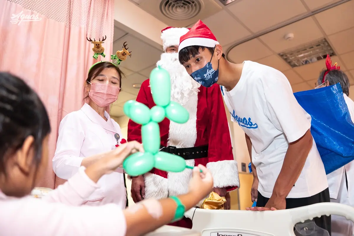 ▲高雄全家海神職業籃球隊勤明慶、蘇文儒、廖偉皓24日浪愛延續做公益，化身聖誕老人前進高雄醫學大學附設中和紀念醫院（下稱：高醫），探訪兒科病房贈送禮物。（圖／TPBL提供）